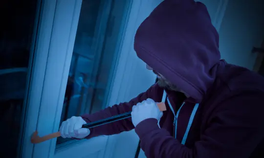 burglar tries to locked out door