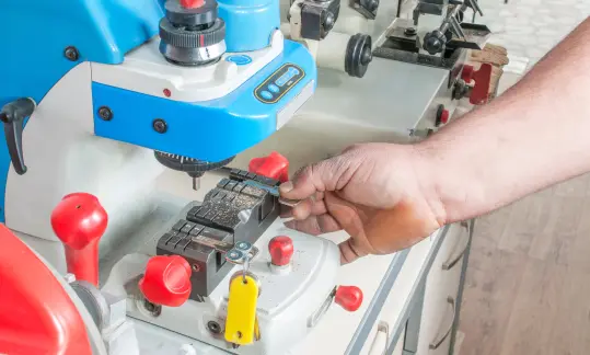 locksmith work with key cutting machine